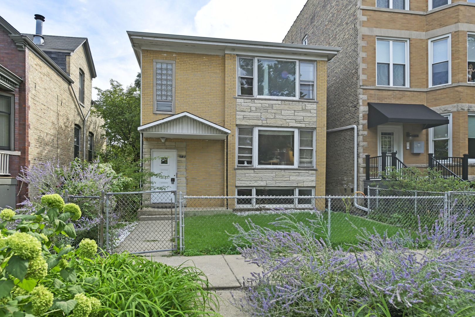 2735 N Mozart Street Unit: GARDEN