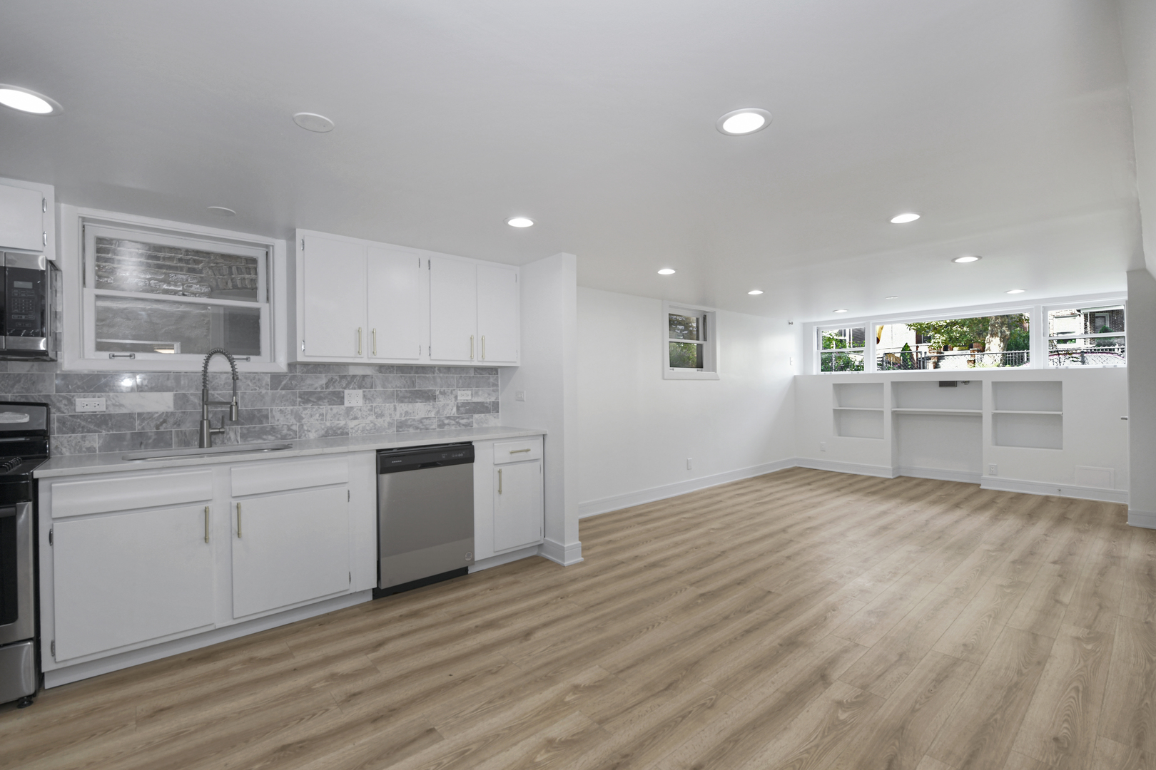 2735 N Mozart Street Unit: GARDEN
