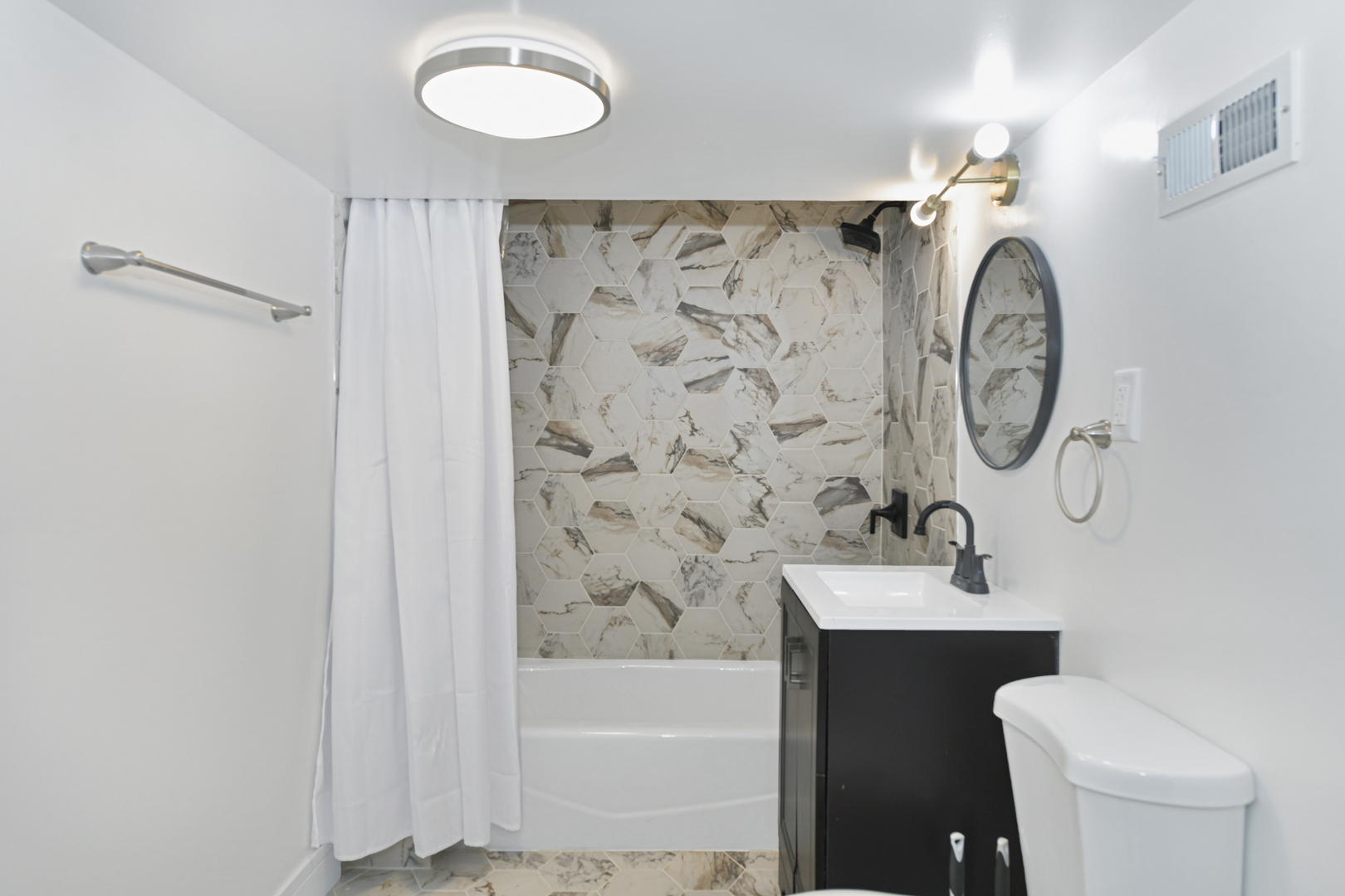 2735 N Mozart Street Unit: GARDEN
