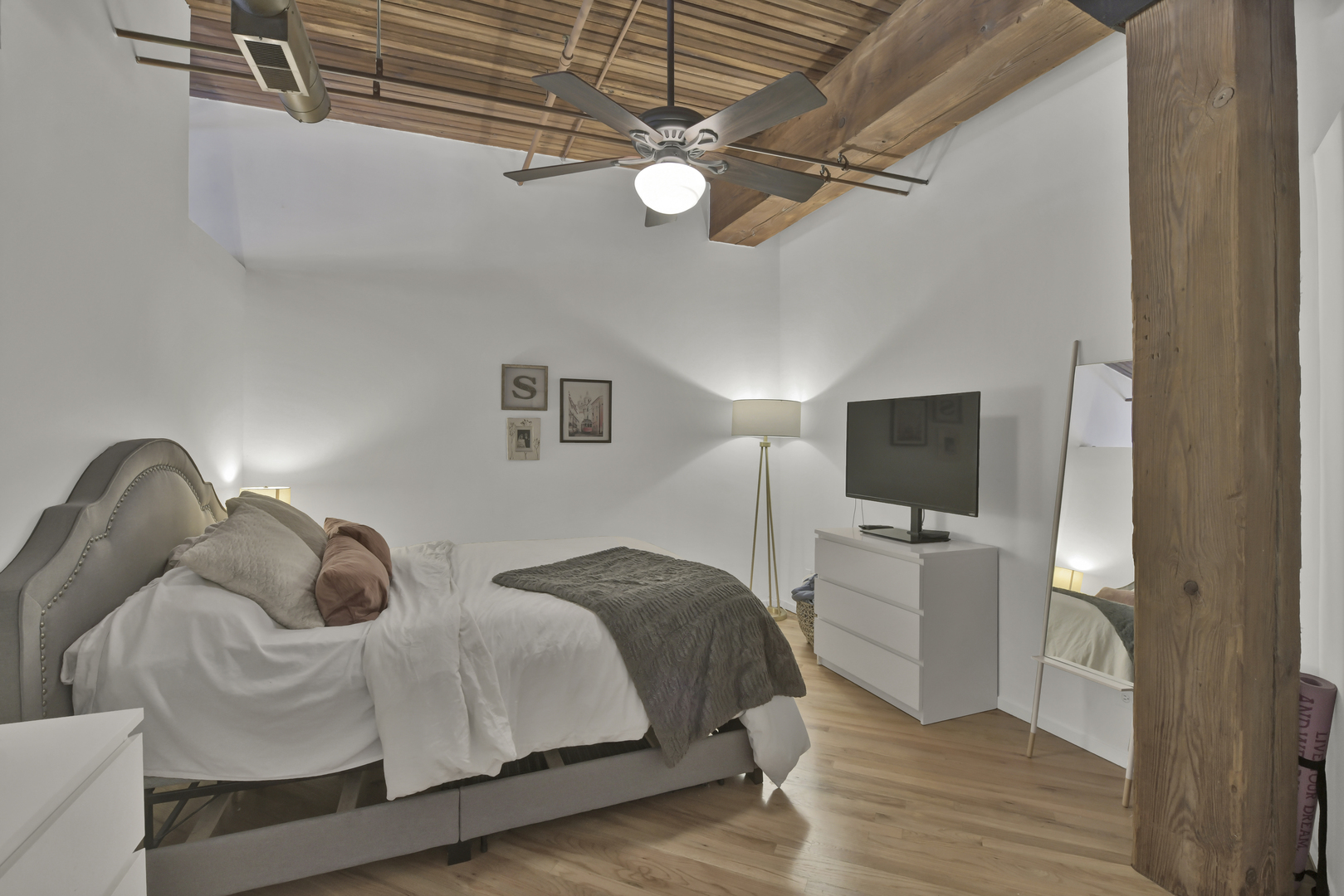 550 N Kingsbury Street Unit: 422