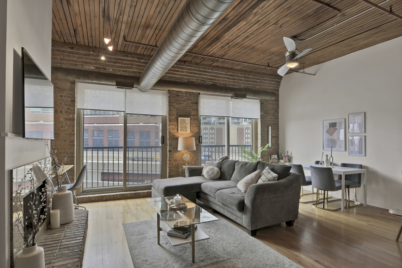 550 N Kingsbury Street Unit: 422