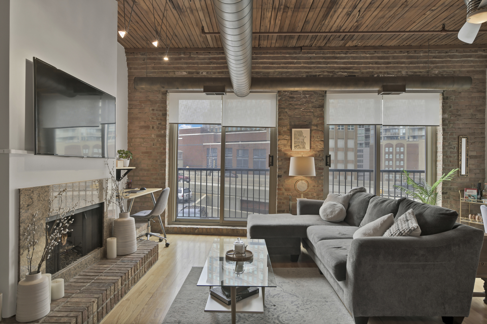 550 N Kingsbury Street Unit: 422