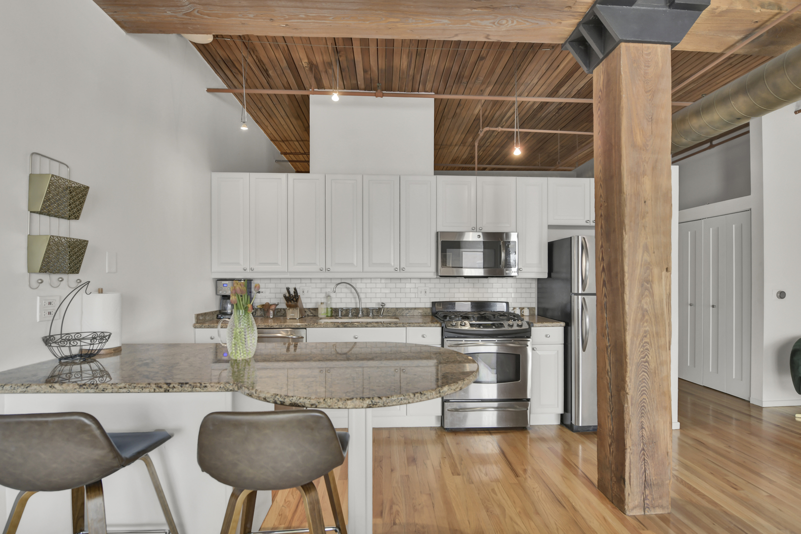 550 N Kingsbury Street Unit: 422