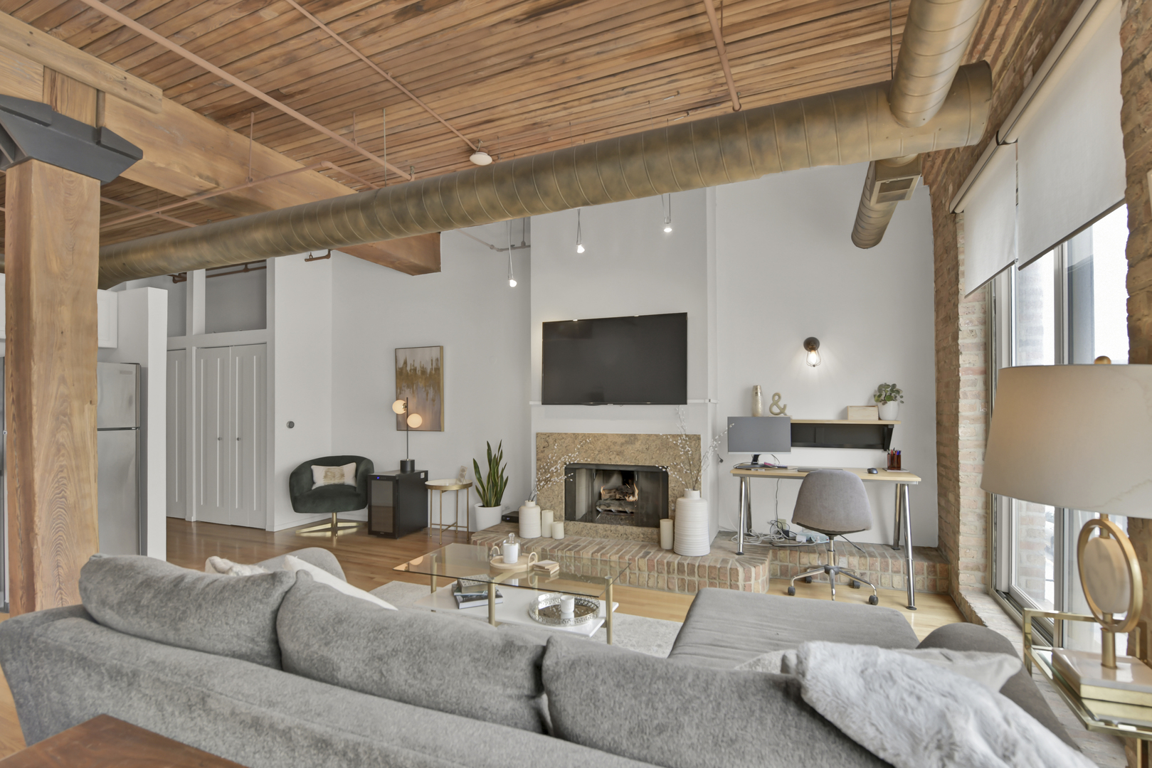 550 N Kingsbury Street Unit: 422