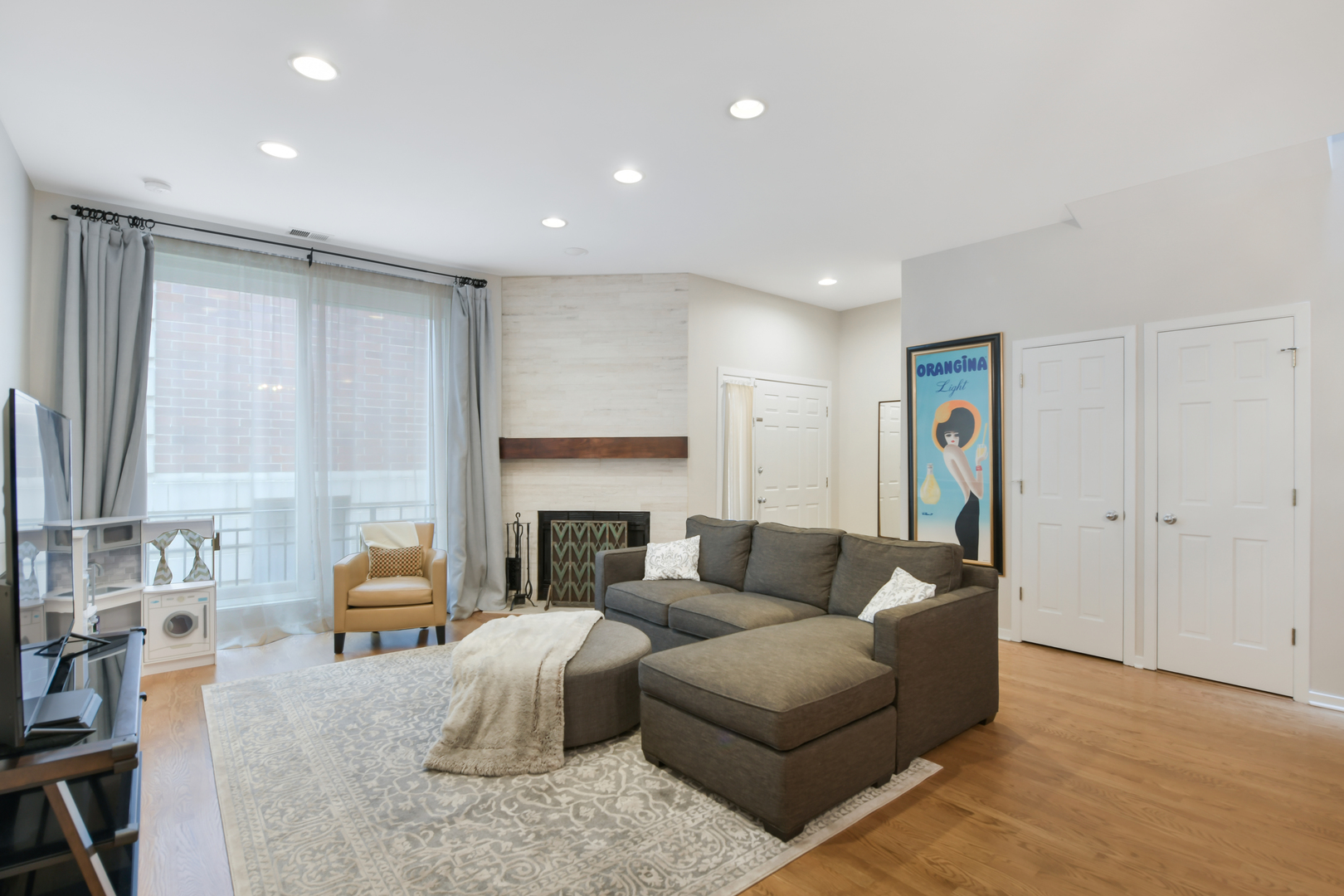 655 W Barry Avenue Unit: C