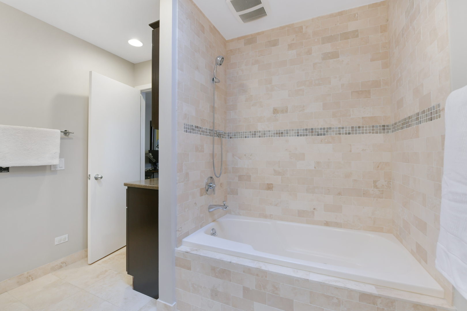655 W Barry Avenue Unit: C