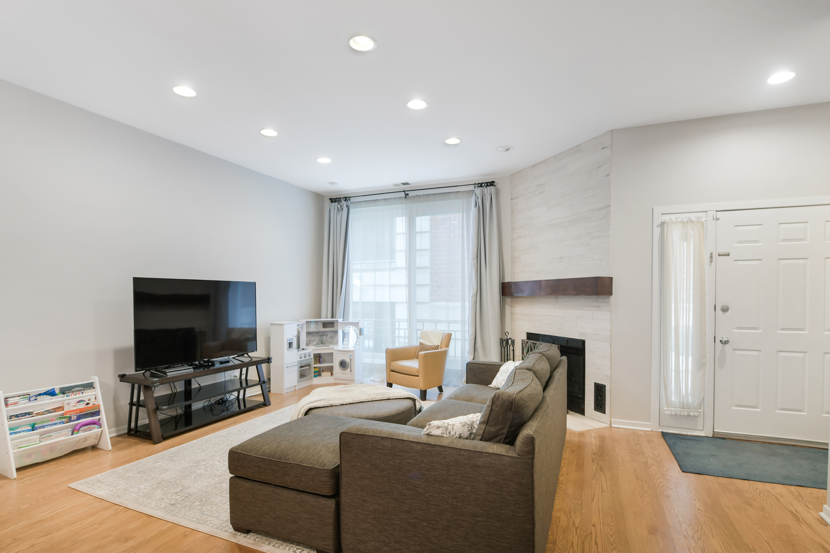655 W Barry Avenue Unit: C