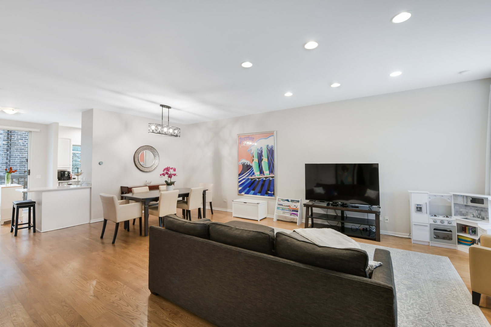 655 W Barry Avenue Unit: C