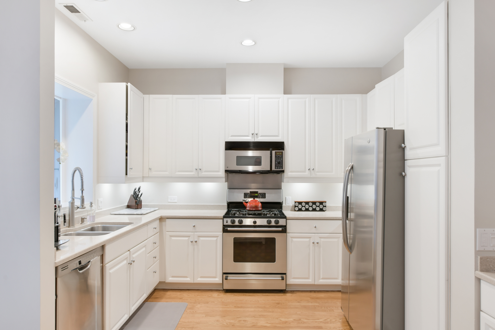 655 W Barry Avenue Unit: C