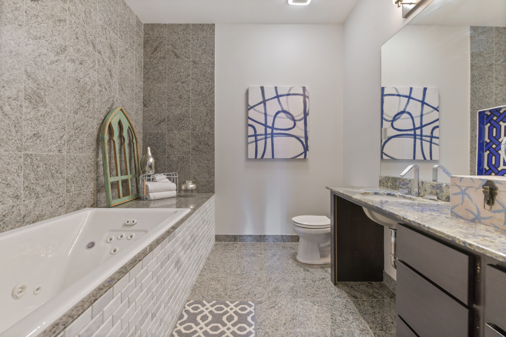1600 N MARSHFIELD Avenue Unit: 202