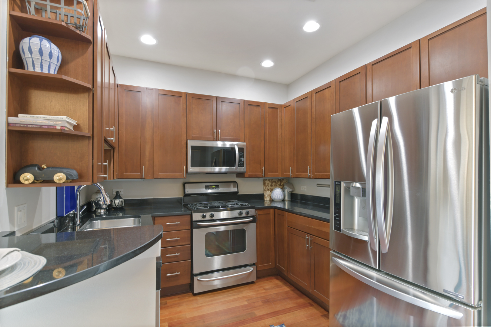1600 N MARSHFIELD Avenue Unit: 202