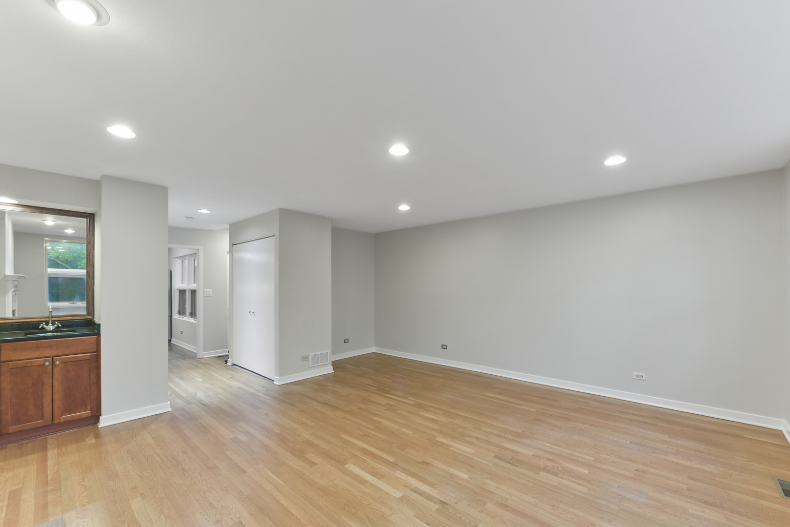 933 W WRIGHTWOOD Avenue Unit: B