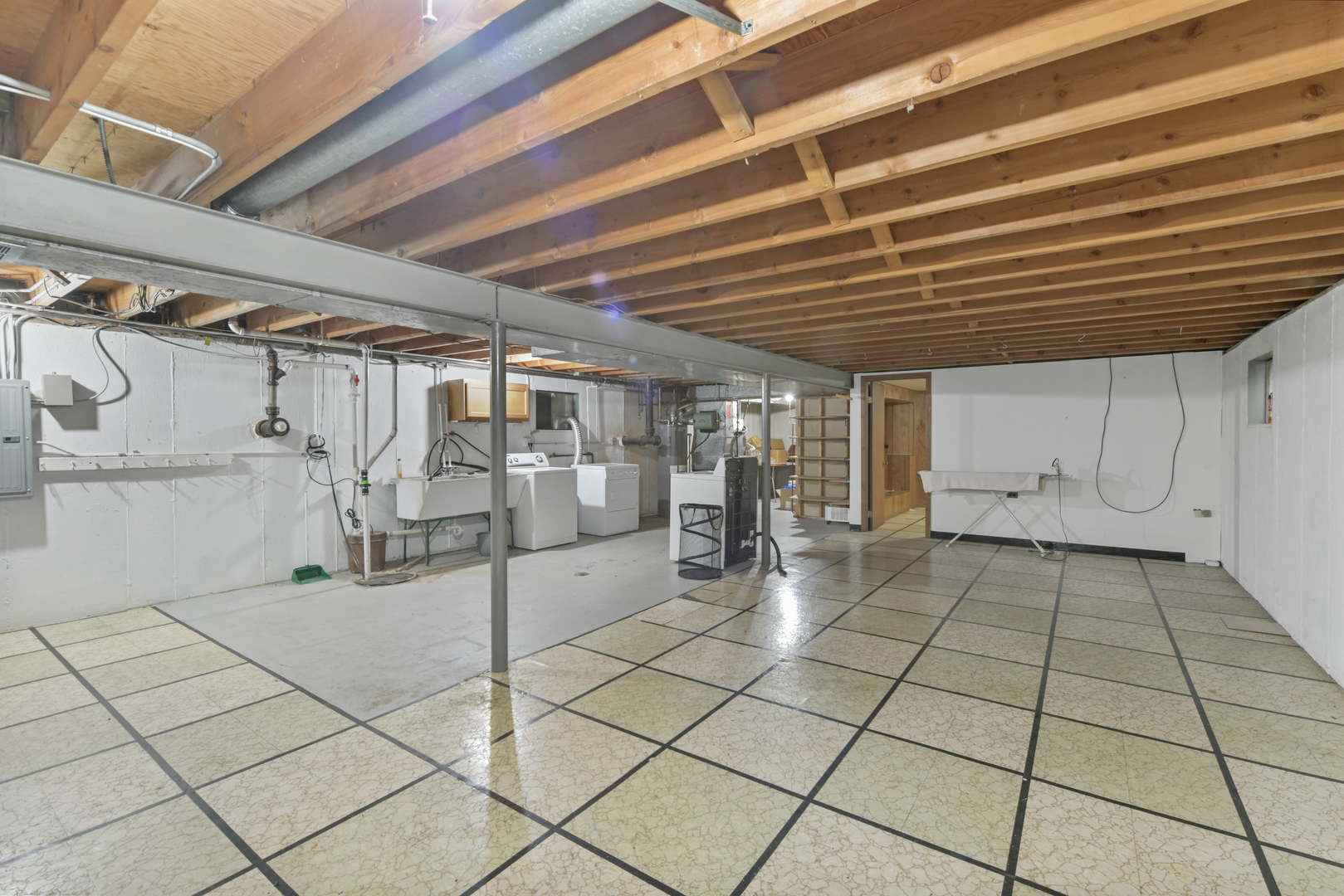 1713 W MARTHA Lane