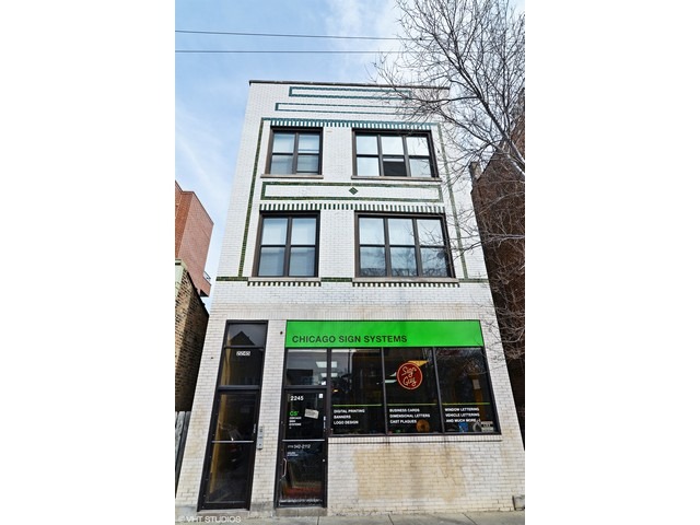 2245 N Western Avenue Unit: 1R