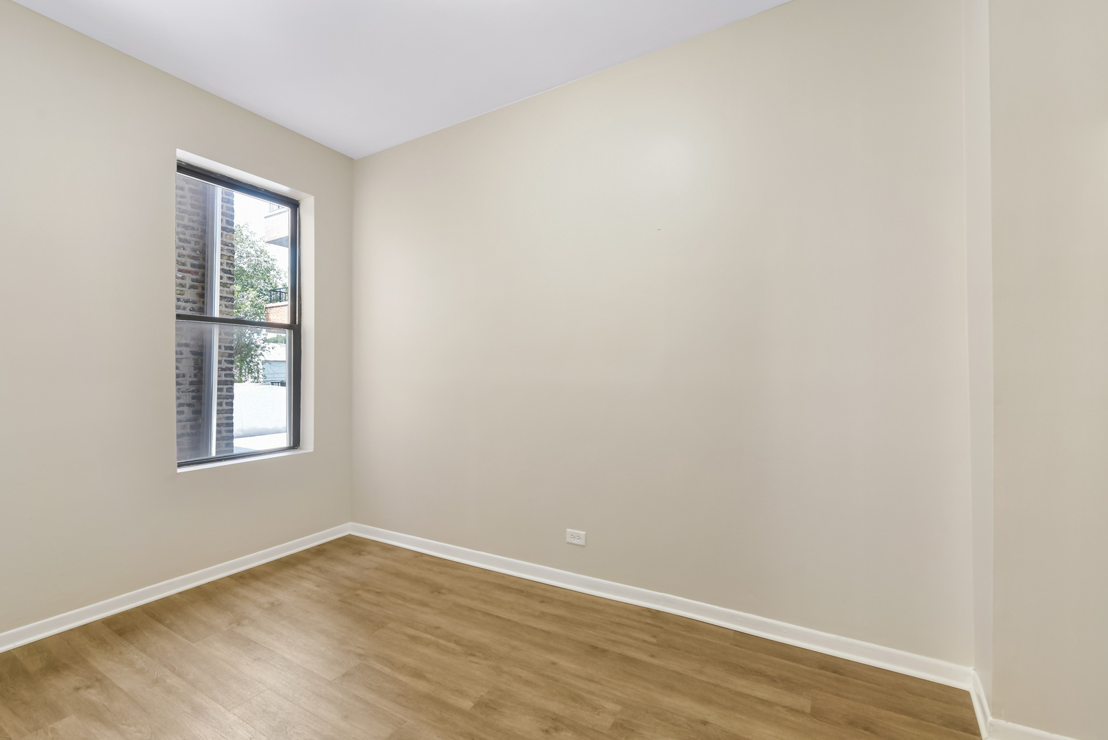 2245 N Western Avenue Unit: 1R