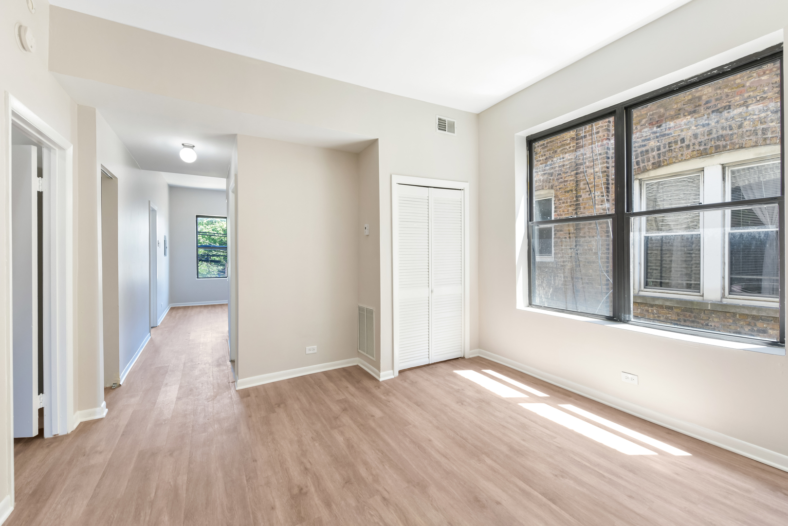 2245 N Western Avenue Unit: 1R