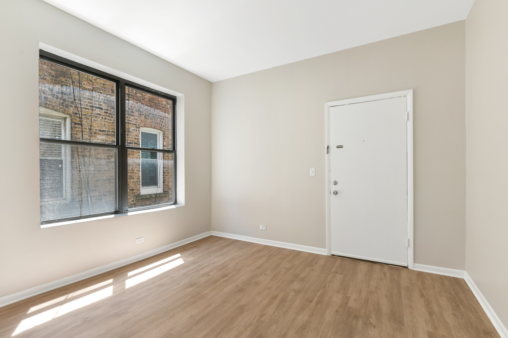 2245 N Western Avenue Unit: 1R