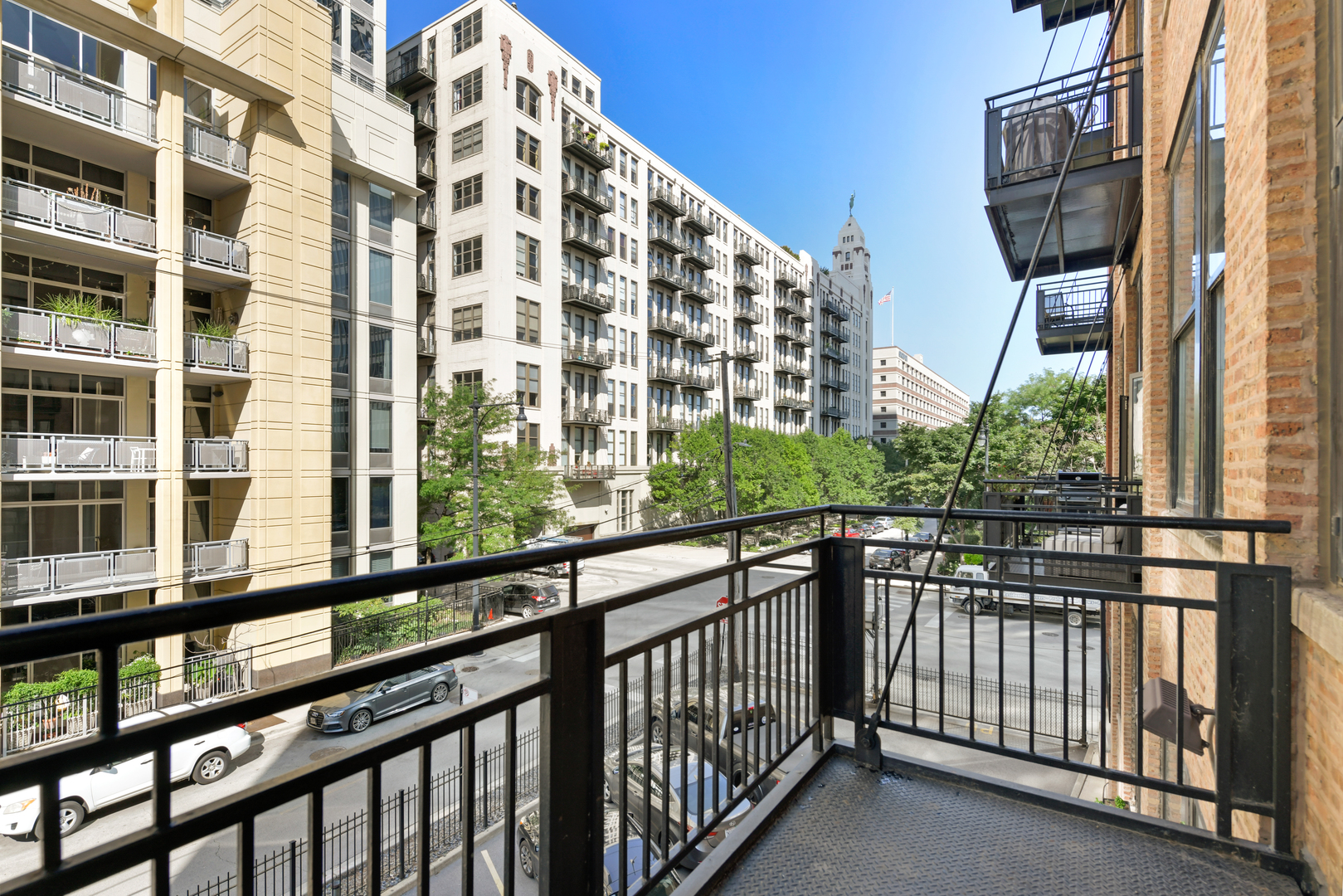 525 W Superior Street Unit: 232