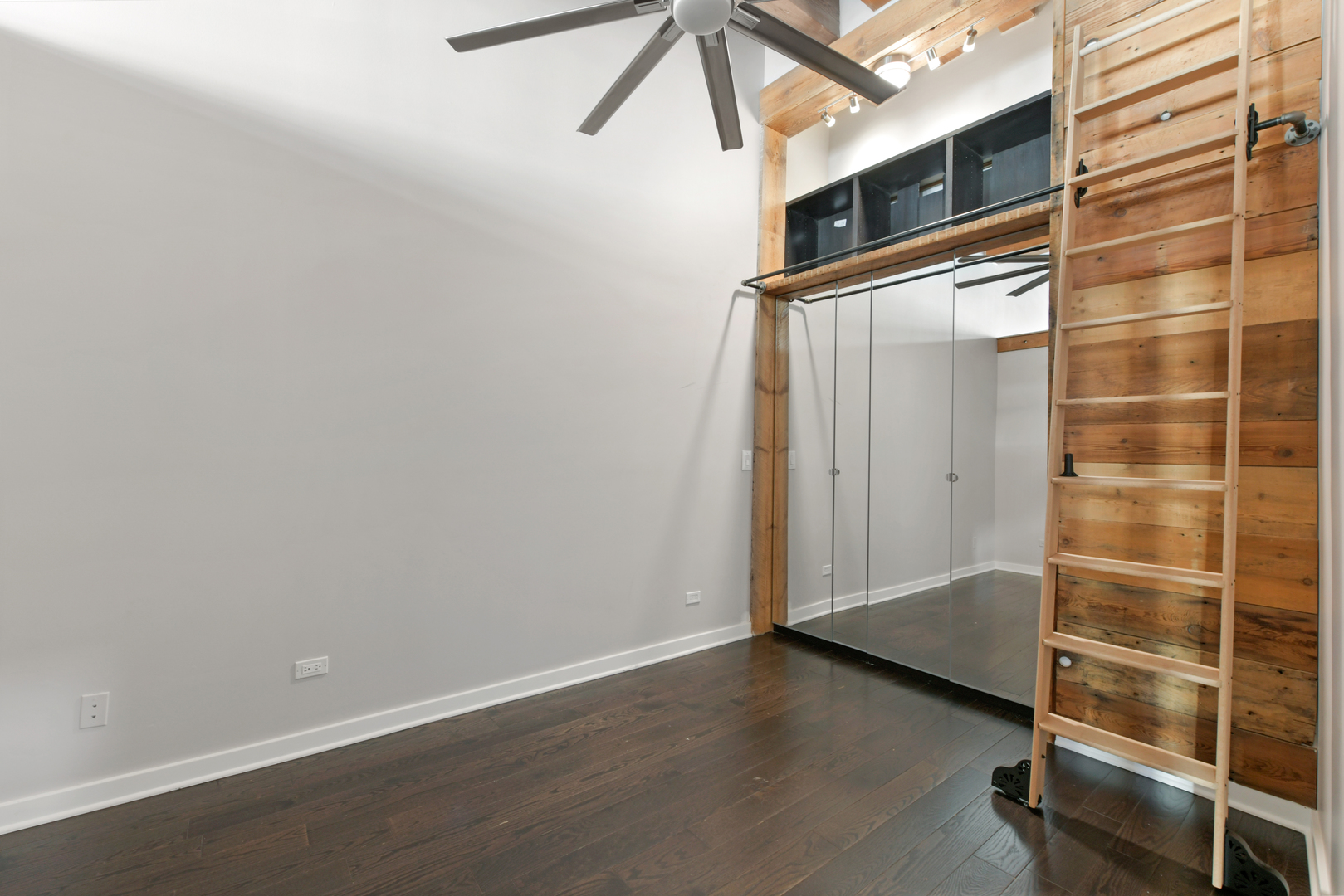 525 W Superior Street Unit: 232