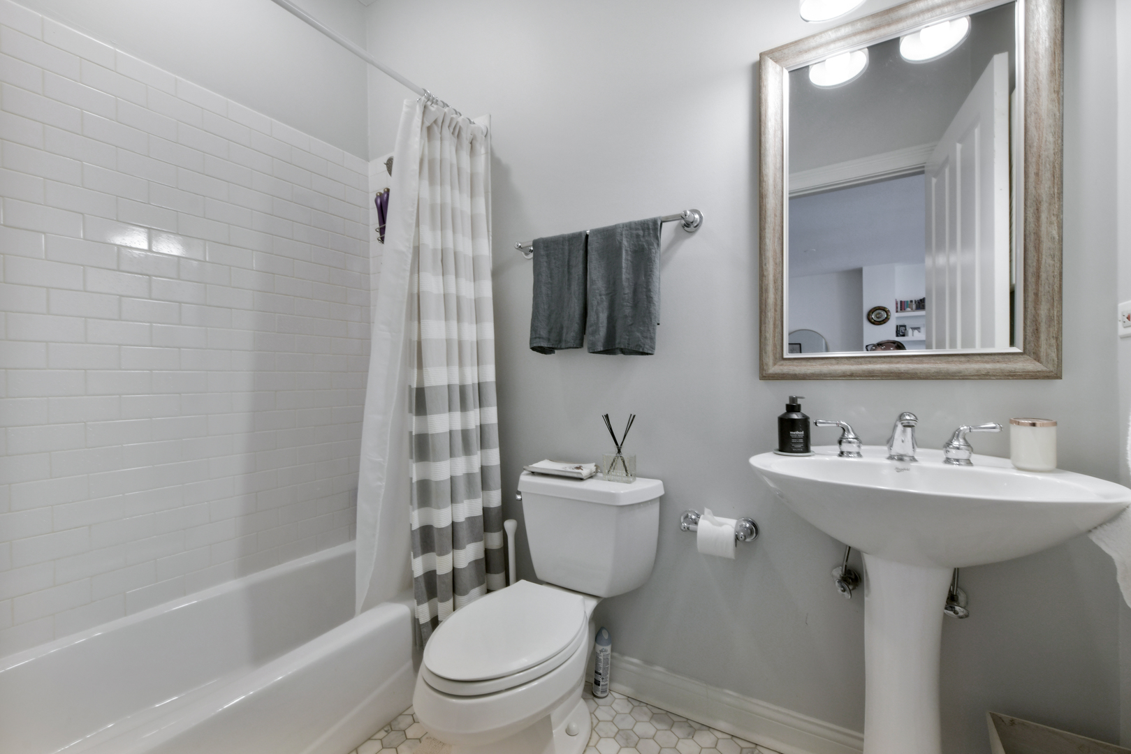 1355 W Washington Boulevard Unit: 2B