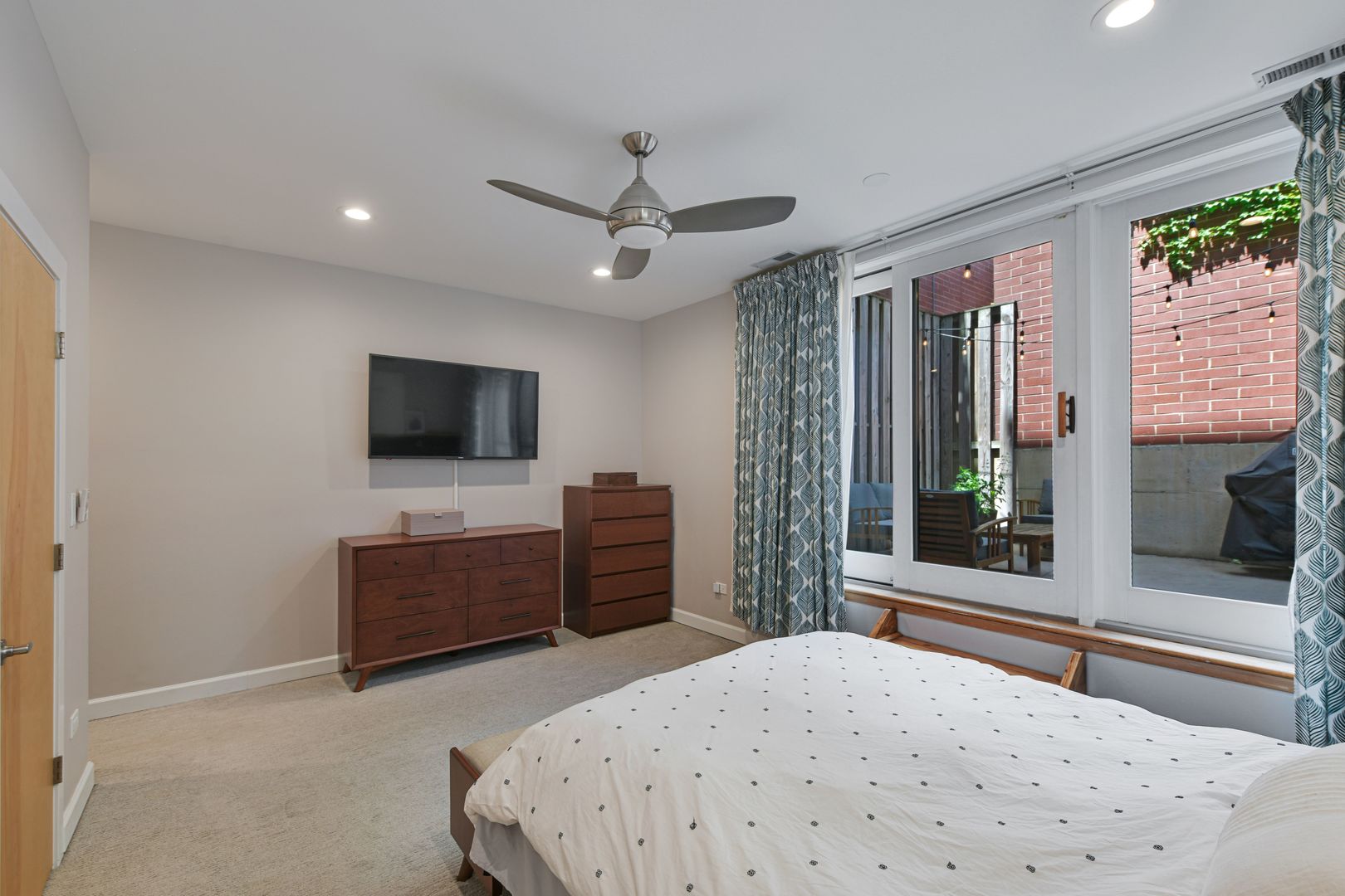 2862 W Lyndale Street Unit: 1E
