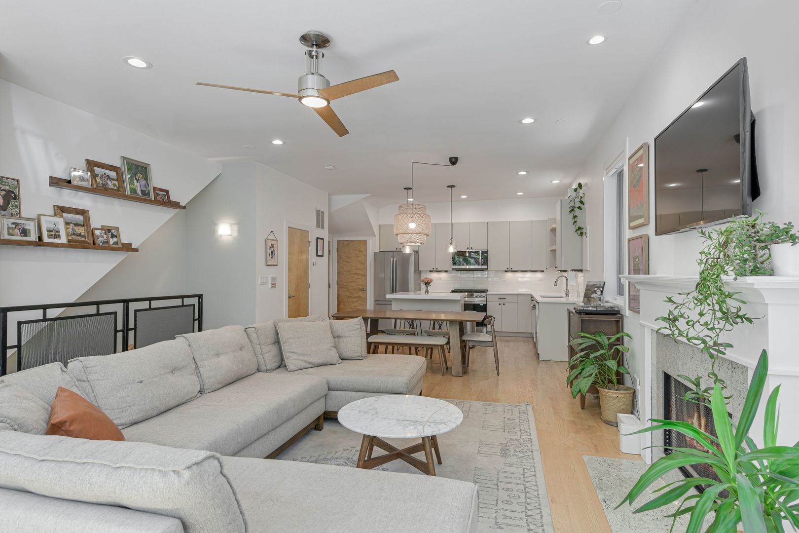 2862 W Lyndale Street Unit: 1E