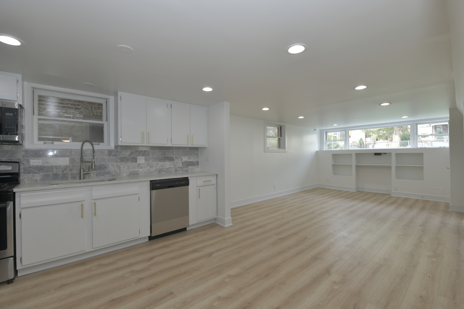 2735 N Mozart Street Unit: GARDEN