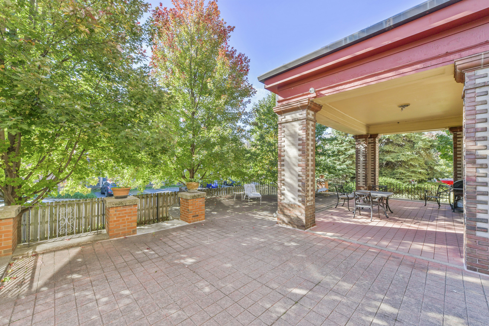 5017 S Greenwood Avenue