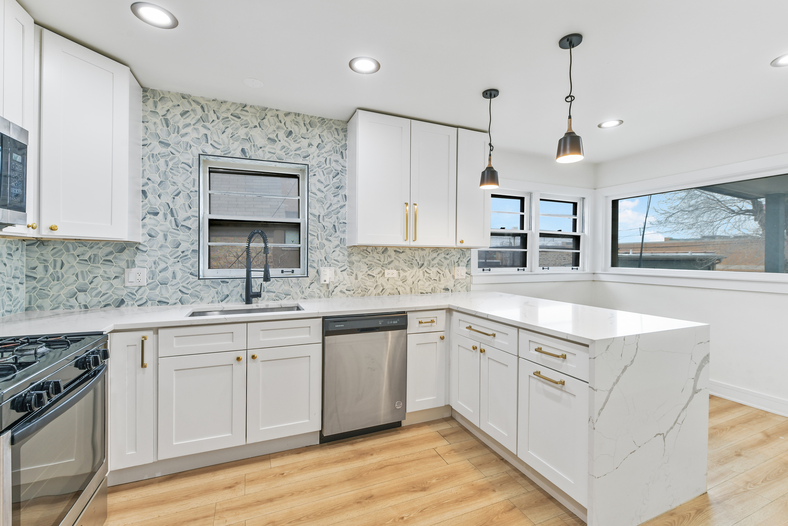 2735 N Mozart Avenue Unit: 1