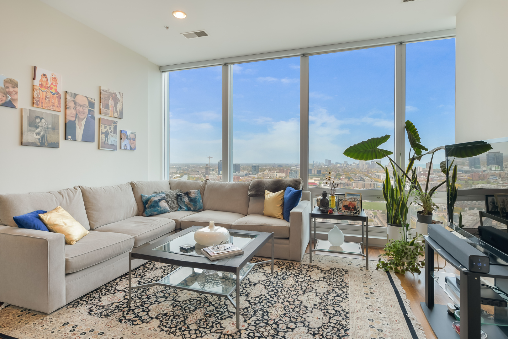 500 W SUPERIOR Street Unit: 2106