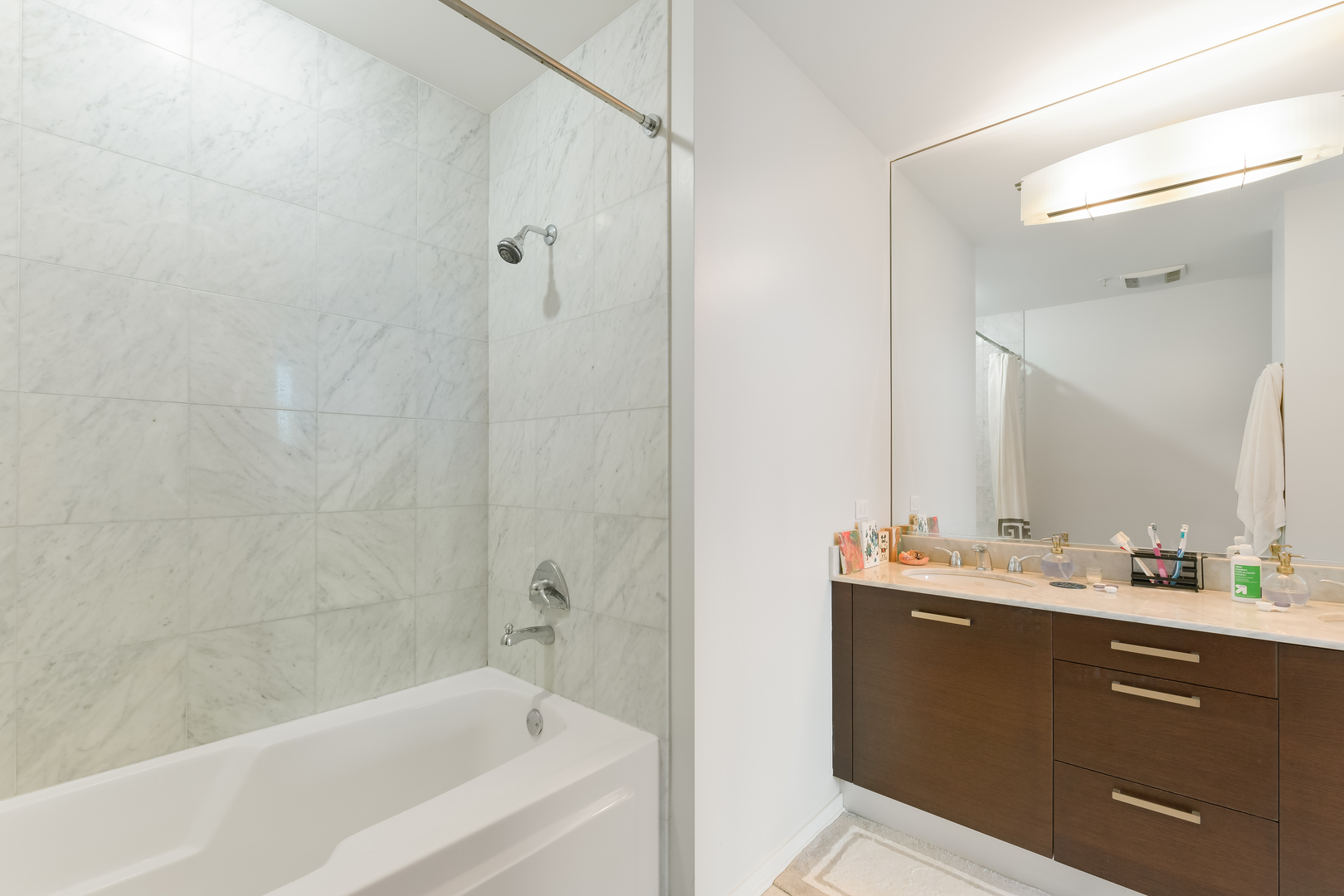 500 W SUPERIOR Street Unit: 2106