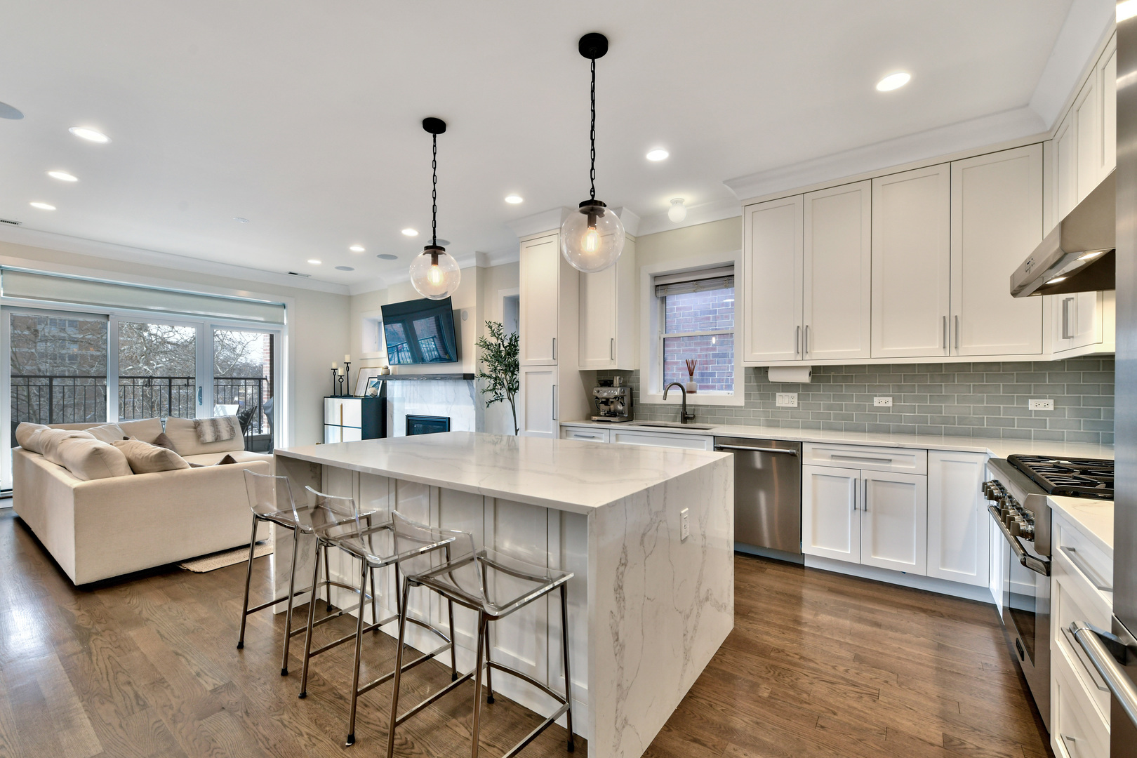 2024 W LeMoyne Street Unit: 2W