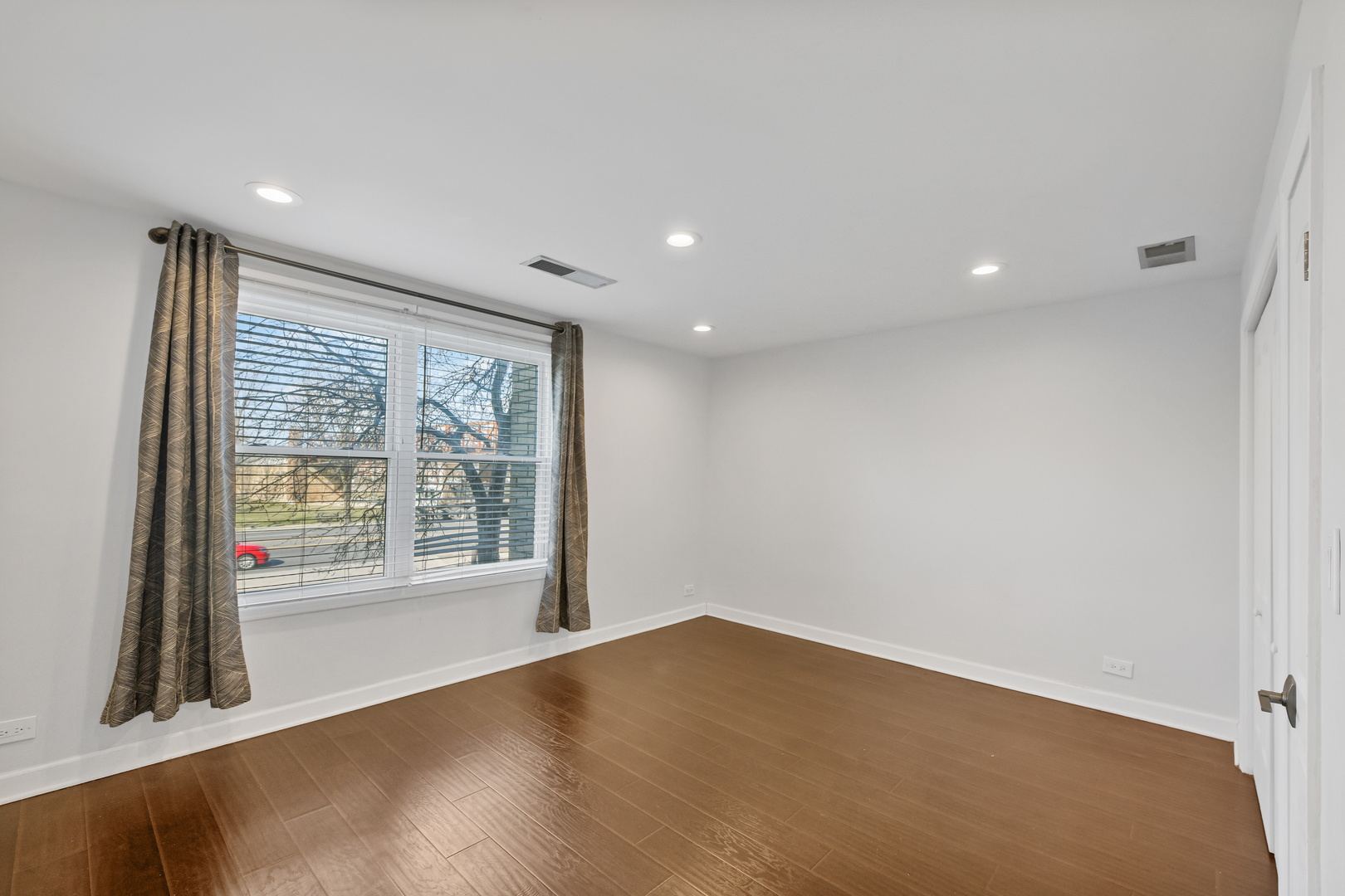 4601 W TOUHY Avenue Unit: 210