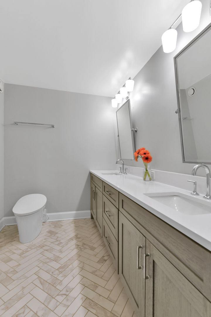 230 W Division Street Unit: 605