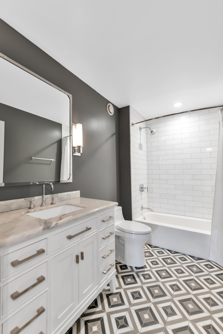 230 W Division Street Unit: 605