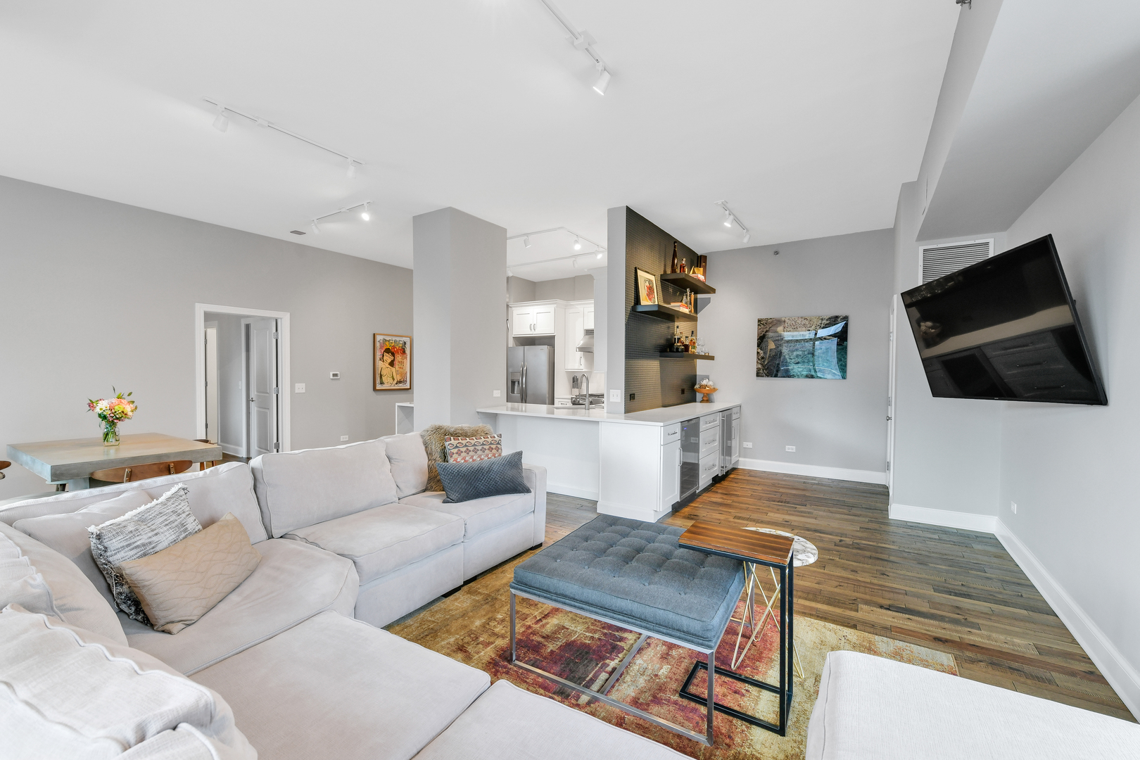 230 W Division Street Unit: 605