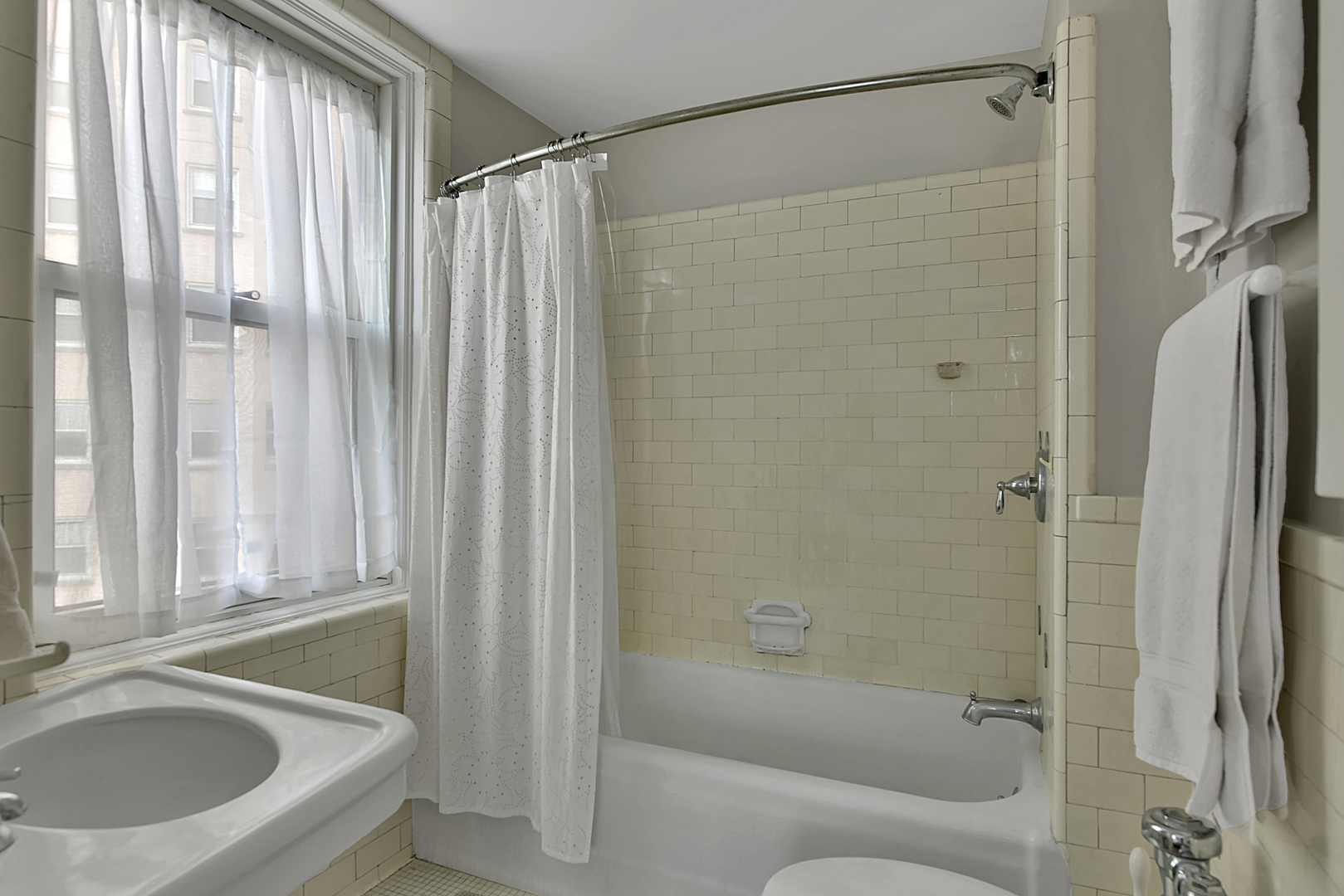 5555 N SHERIDAN Road Unit: 507