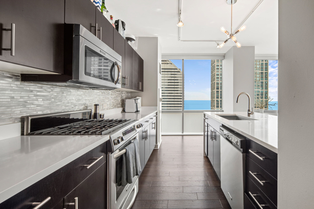 8 E RANDOLPH Street Unit: 3004