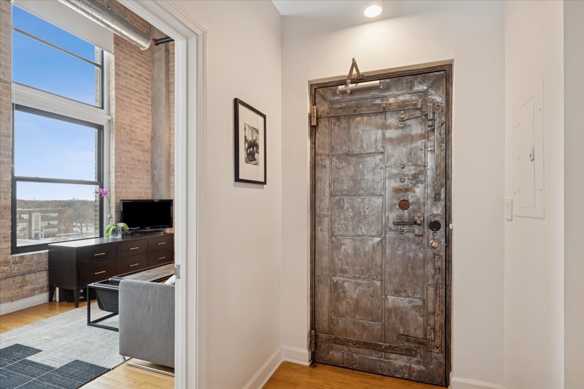 2545 S Dearborn Street Unit: 606