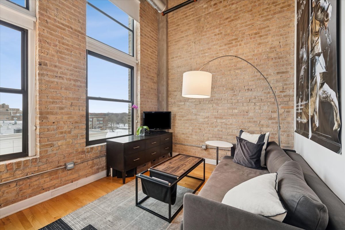 2545 S Dearborn Street Unit: 606