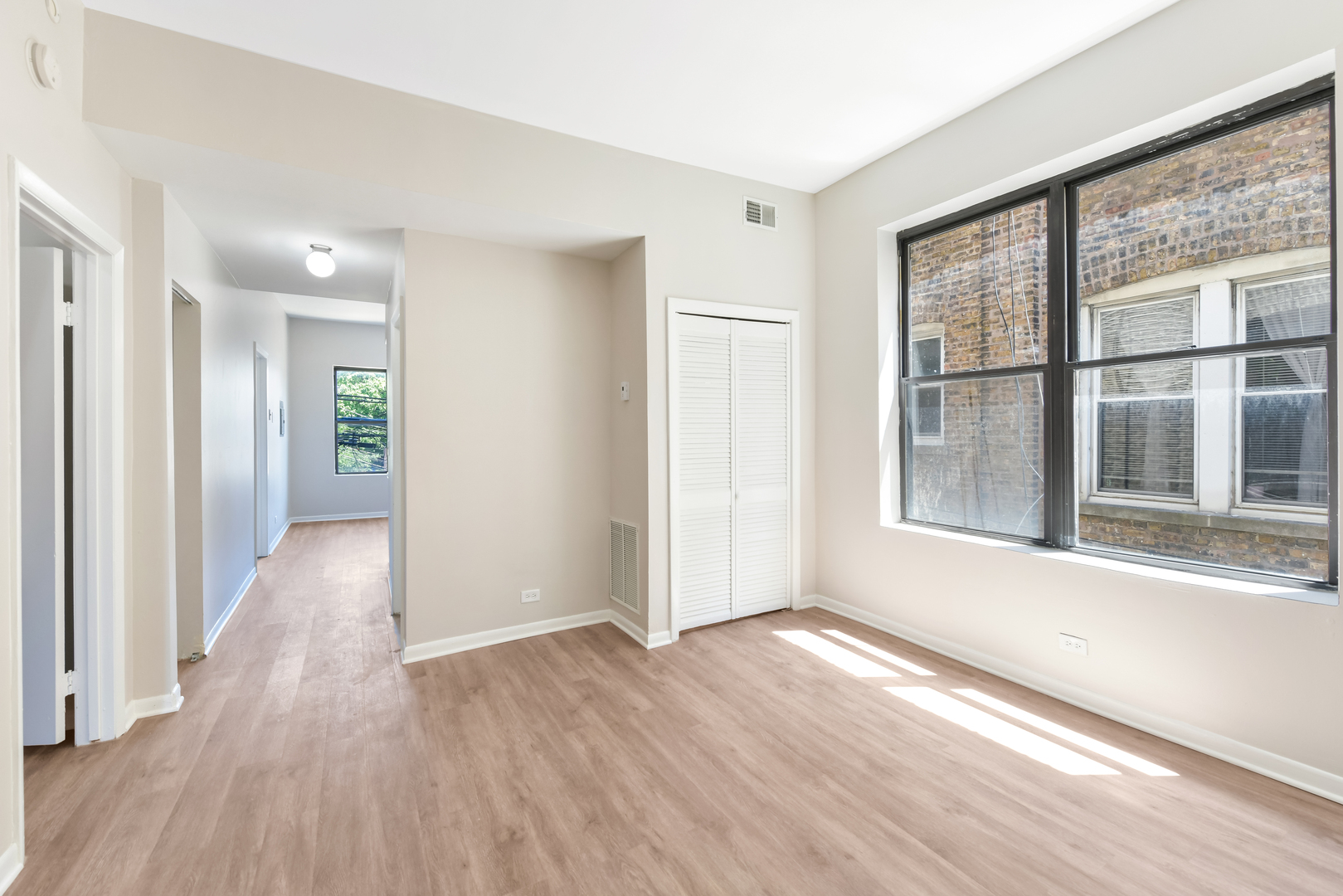 2245 N Western Avenue Unit: 2R