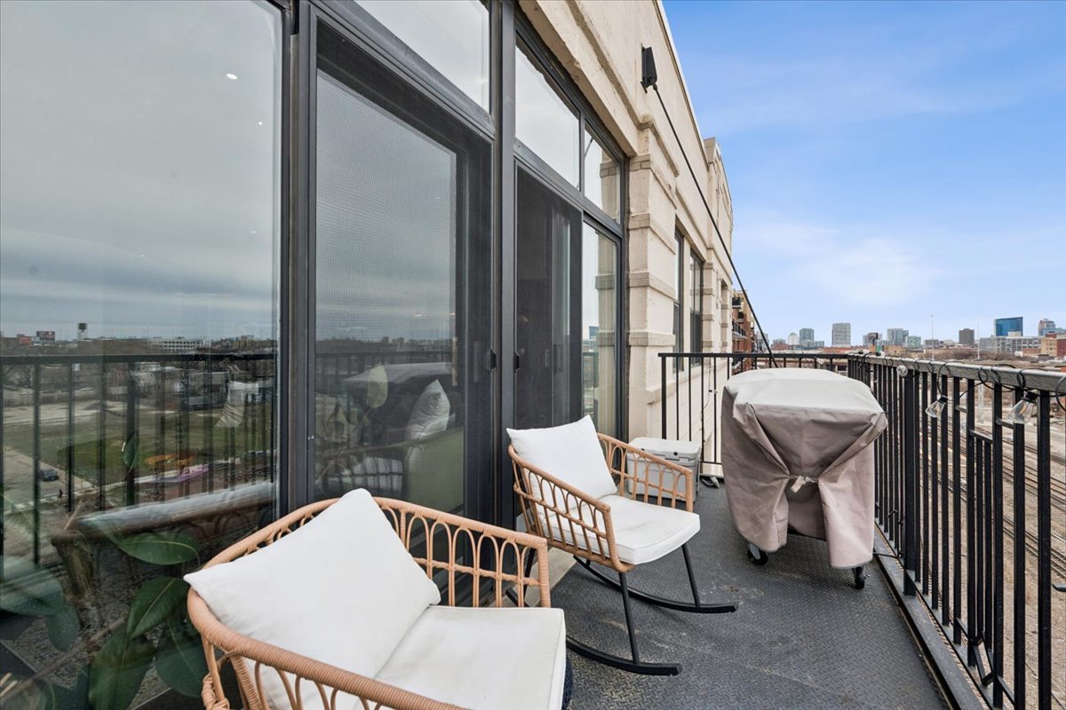 1525 S Sangamon Street Unit: 716