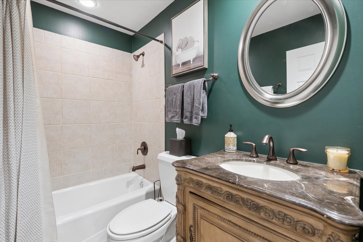 930 N Clark Street Unit: I