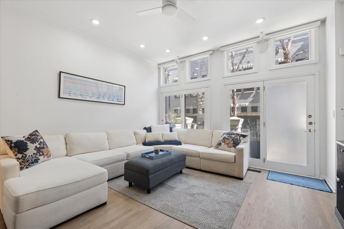 930 N Clark Street Unit: I