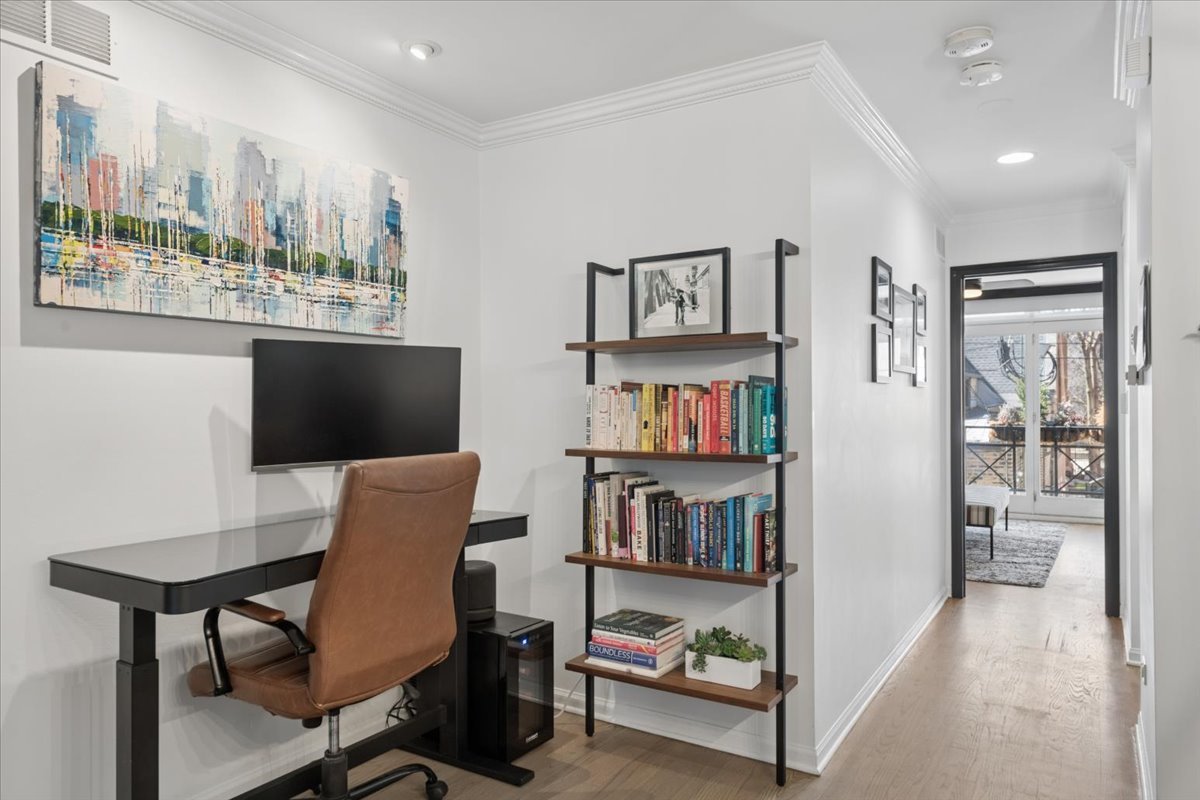 930 N Clark Street Unit: I