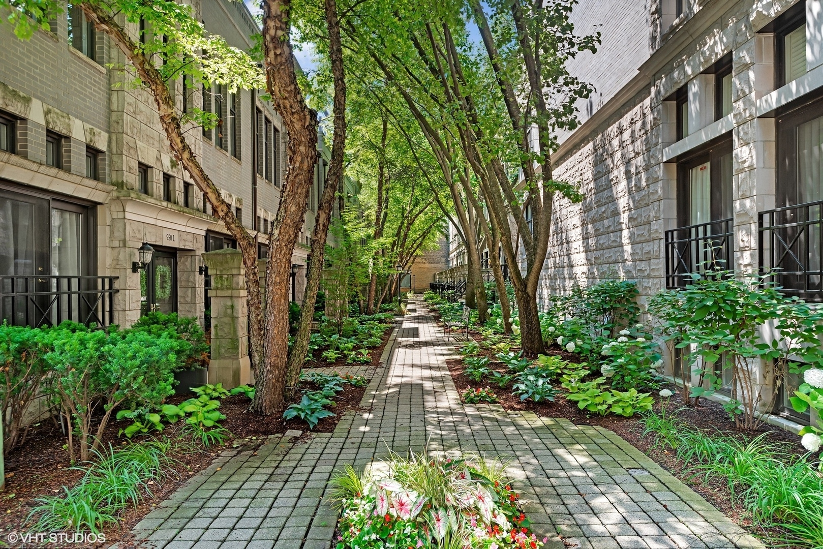 930 N Clark Street Unit: I