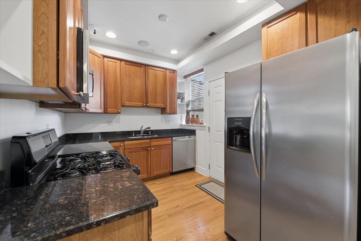 6333 N Glenwood Avenue Unit: 3W