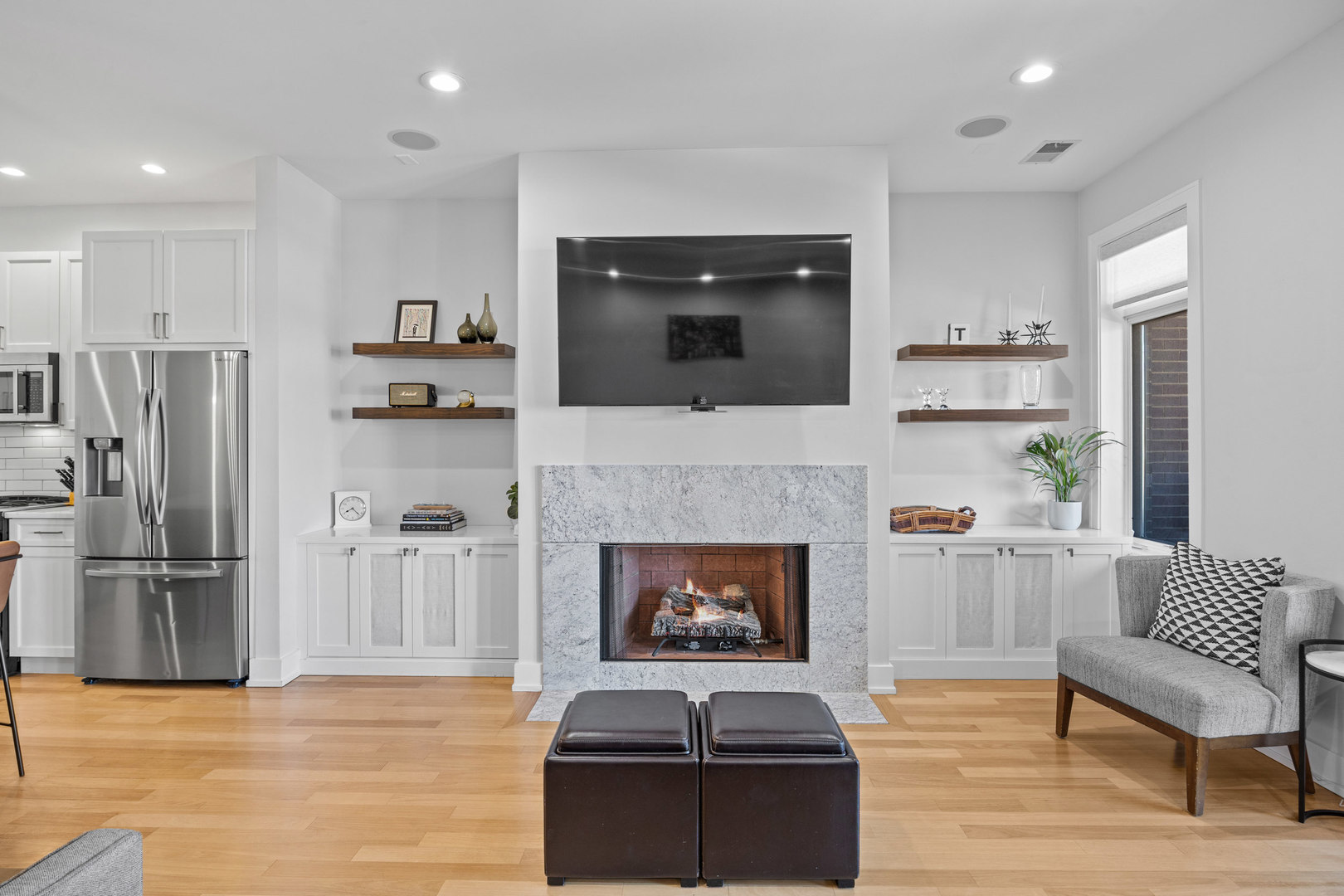 4043 N Damen Avenue Unit: 2