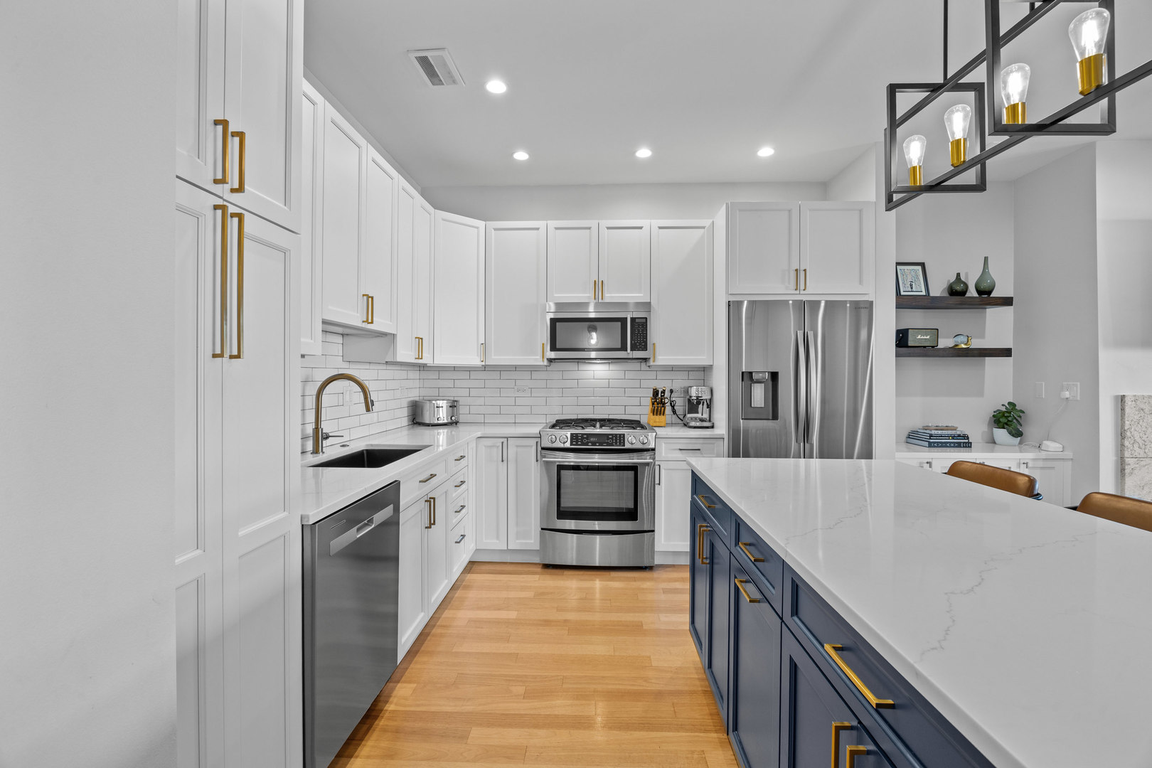 4043 N Damen Avenue Unit: 2