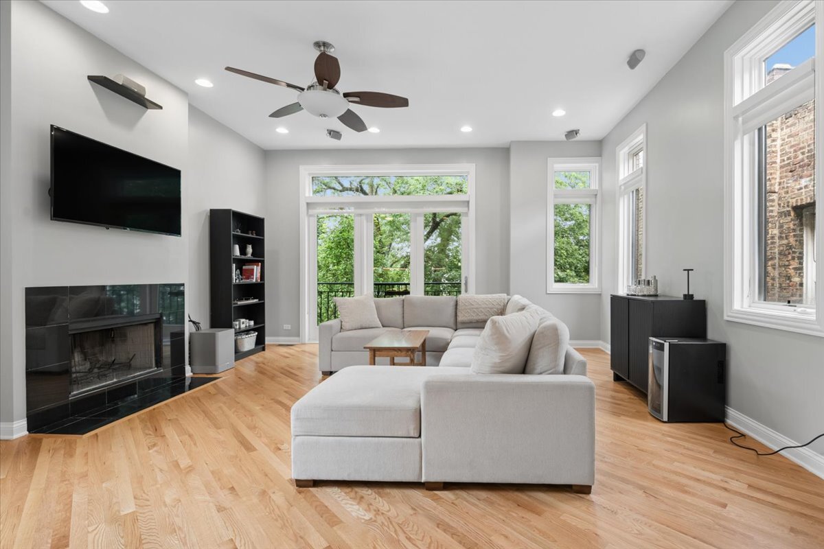 2047 N Mozart Street Unit: 3